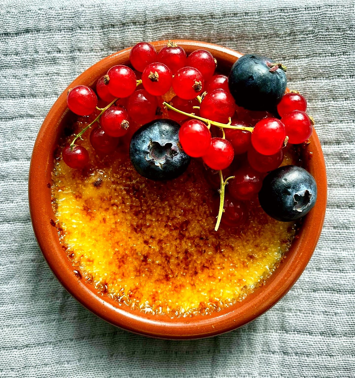 Crème brûlée mit karamellisierter Kruste und Johannisbeeren – Dessert vom Catering