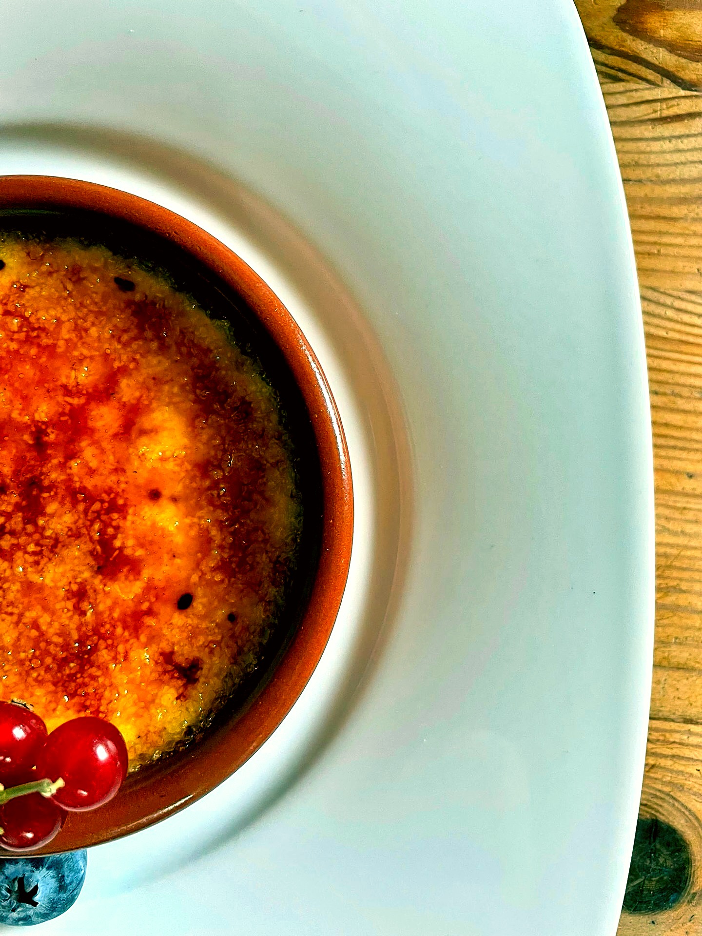 Nahaufnahme einer Crème brûlée mit goldener Karamellkruste – Desserts vom Privatkoch