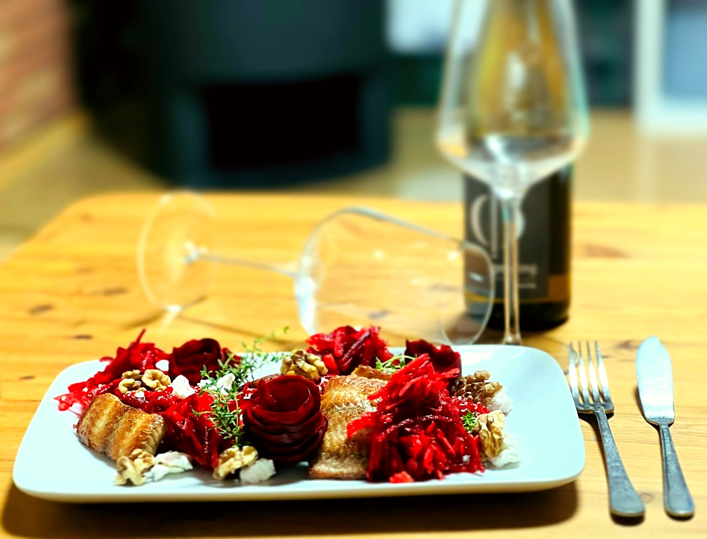Angerichtetes Gericht mit Rote-Bete-Rosen am gedeckten Tisch – Privatdinner-Küche