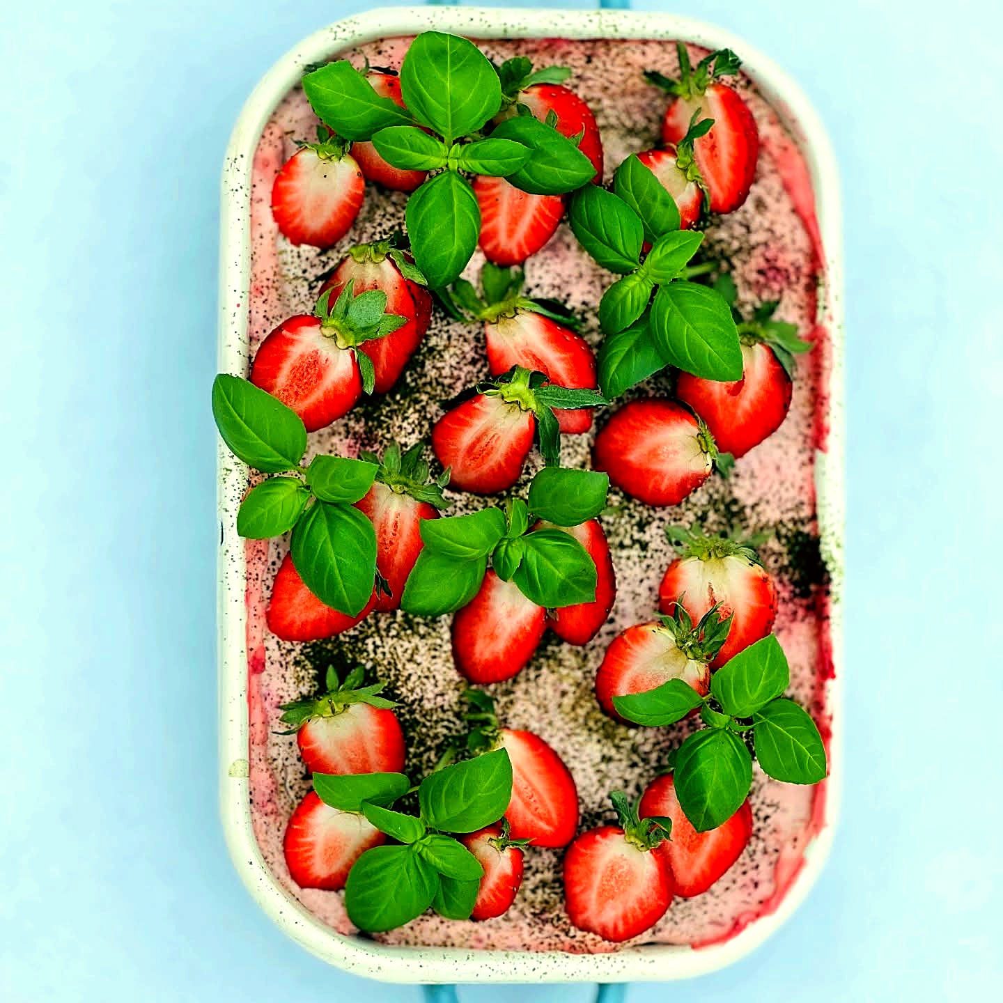 Sommerliches Dessert mit frischen Erdbeeren und Basilikum – hausgemachte Süßspeise vom Privatkoch Fritzi
