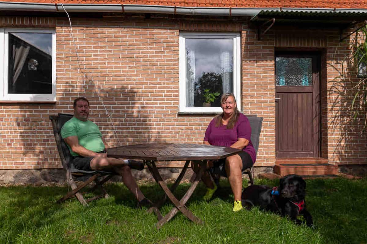 Garten der Ferienwohnung mit Sitzplatz und Grillbereich