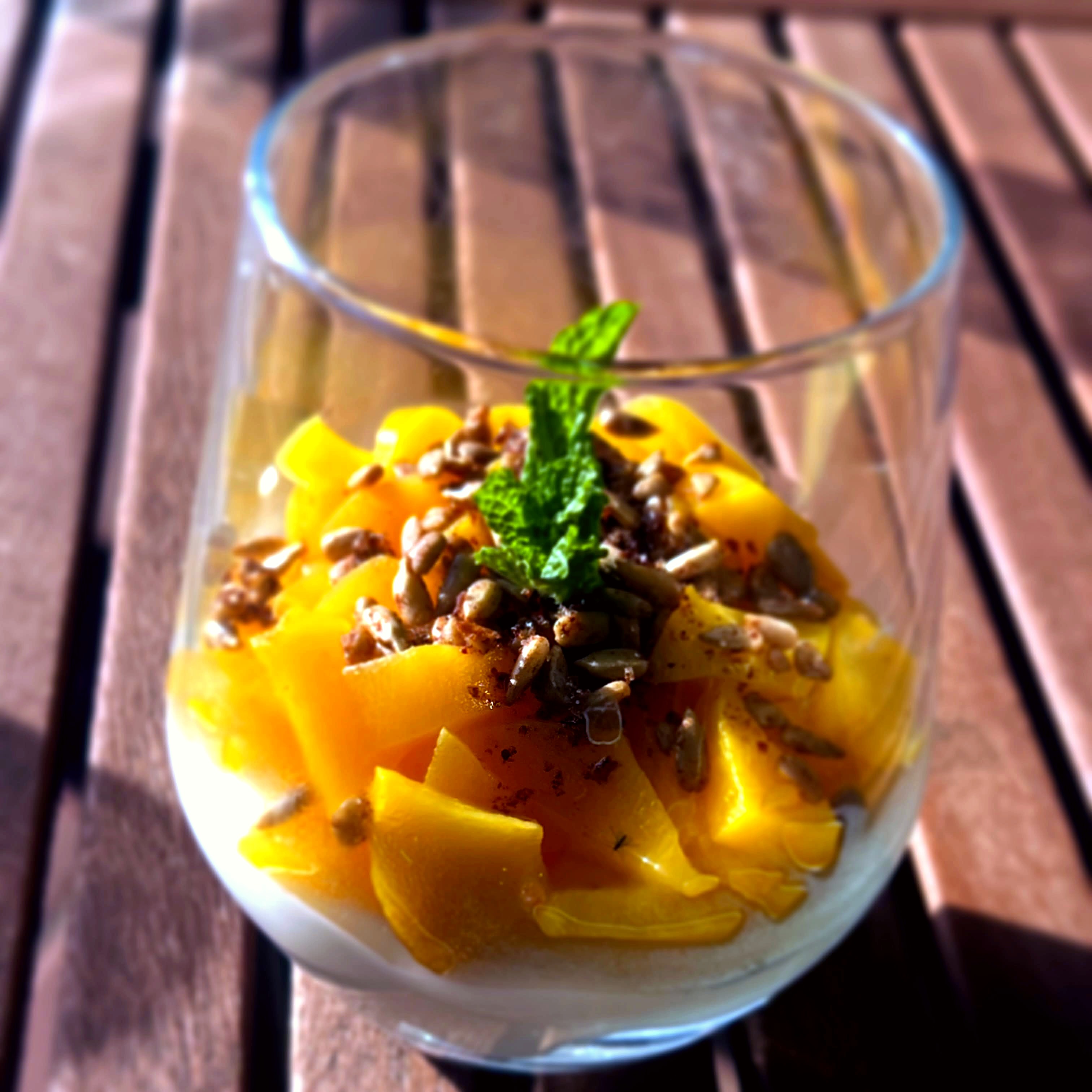 Fruchtdessert im Glas mit Mango, Joghurt und Minze – hausgemachtes Dessert vom Privatkoch