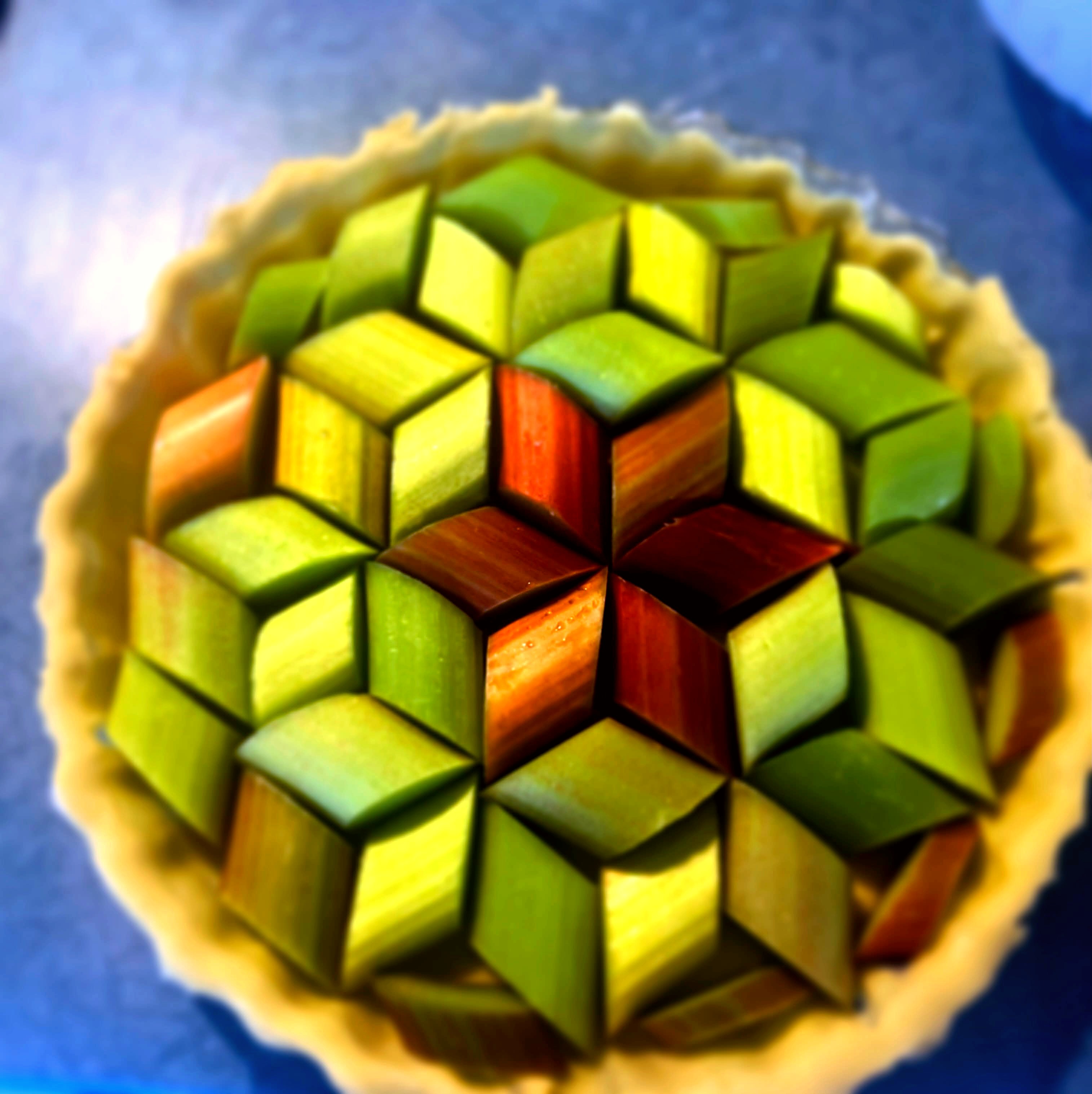 Rhabarber-Tarte mit kunstvollem geometrischem Muster – handgemachte Patisserie vom Privatkoch