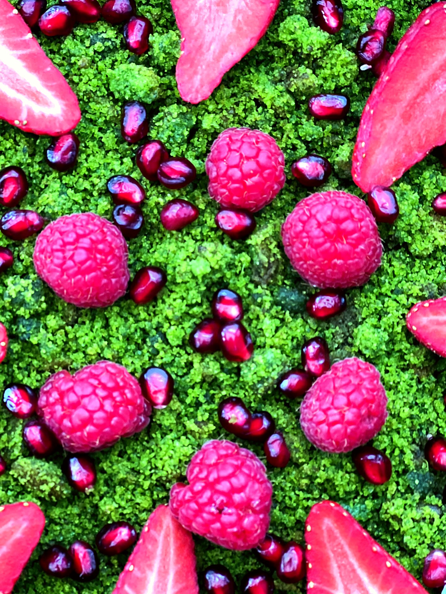 Dessert mit Himbeeren und Granatapfelkernen auf Pistazienmoos – kreatives Catering mit Gefühl