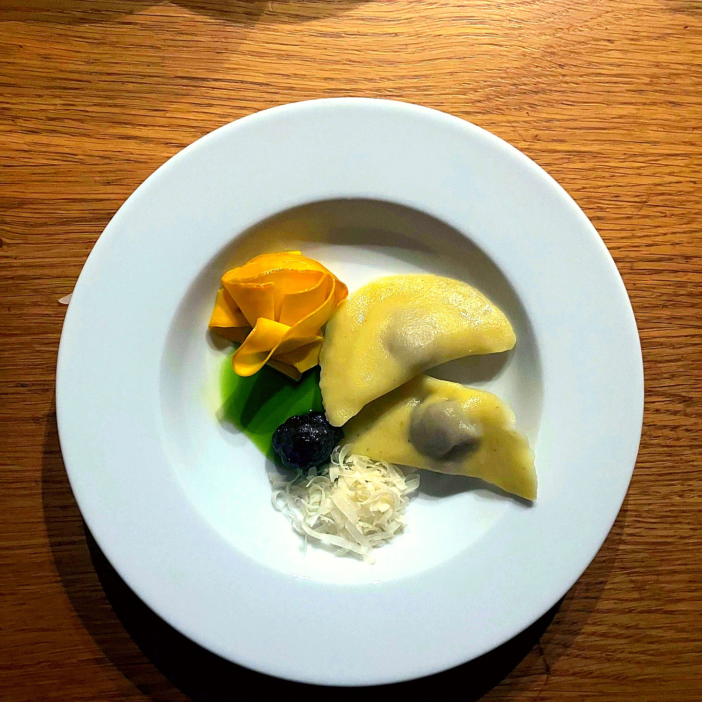 Hausgemachte Maultaschen als Vorspeise, fein angerichtet – Menü vom Privatkoch