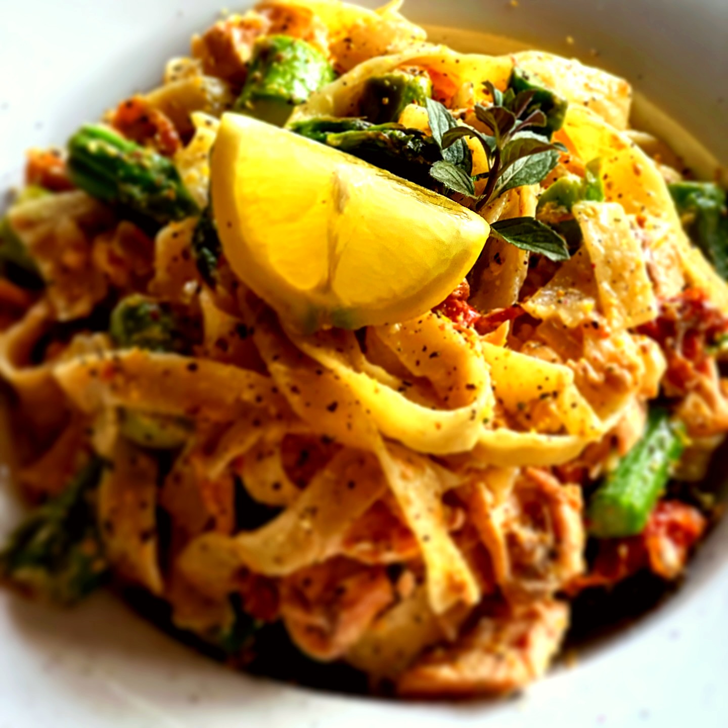 Frische Tagliatelle mit Zitrone, grünem Spargel und Kräutern – hausgemachte Pasta vom Privatkoch
